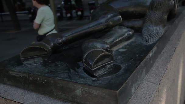 Barcelona'da bir at heykeli — Stok video