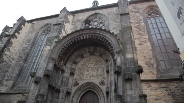 Iglesia de Praga en invierno — Vídeo de stock