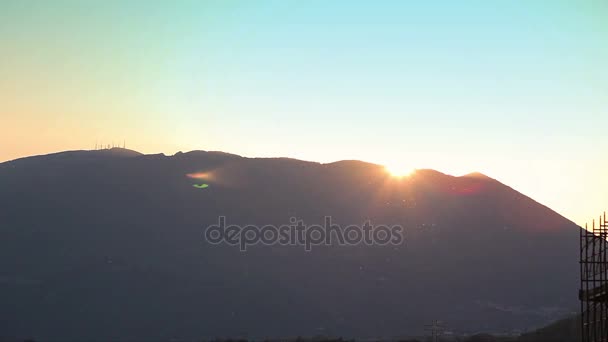 Zonsondergang van de olifant in de bergen van Italië. — Stockvideo