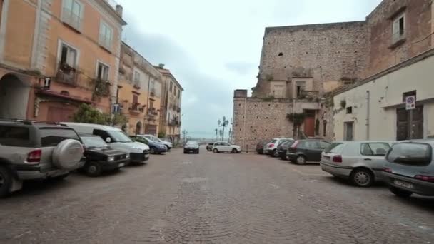 Strosa omkring i staden Minturno Italien — Stockvideo