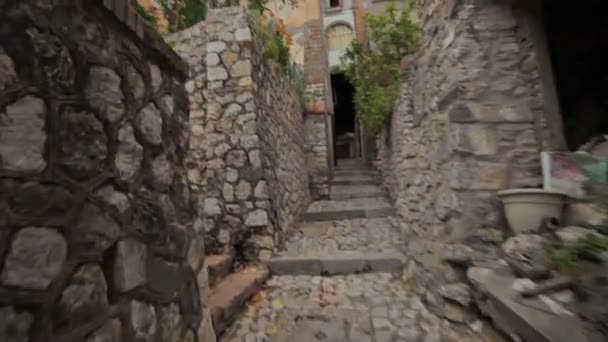 Прогулка по городским катакомбам Минтурно Италия — стоковое видео