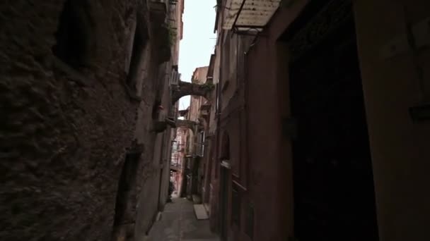 Прогулка по городским катакомбам Минтурно Италия — стоковое видео