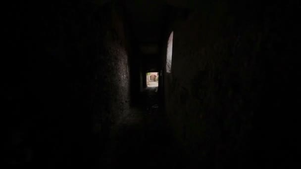 Maak een wandeling door de stad catacomben Minturno Italië — Stockvideo