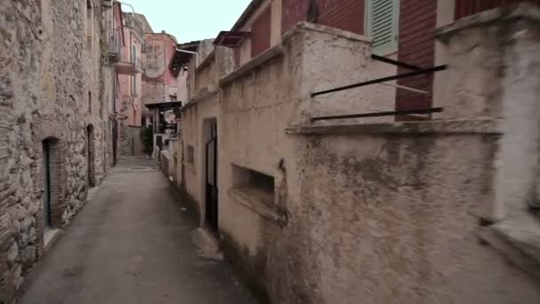 Zu Fuß durch die stadt minturno italien — Stockvideo