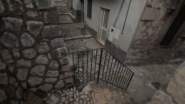Пройти через місто катакомби Minturno Італії — стокове відео