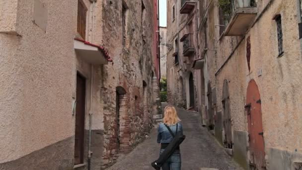 Walking around the city Minturno Italy — Stock Video