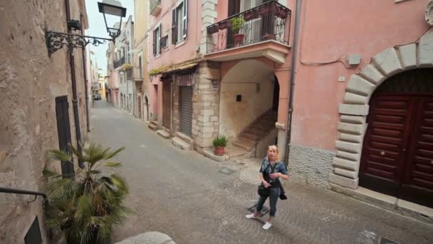 Gatorna i staden Minturno Italien — Stockvideo