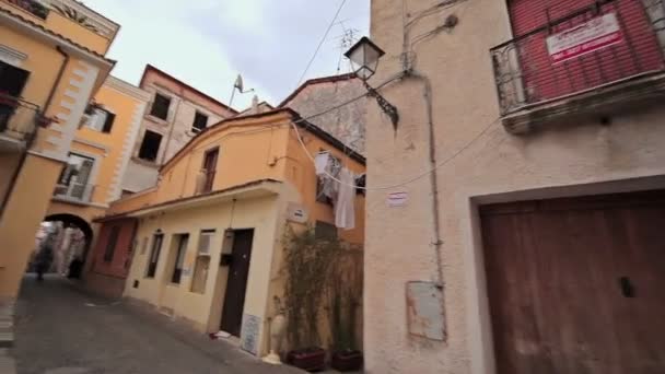 Paseando por las calles de la ciudad Minturno Italia — Vídeos de Stock