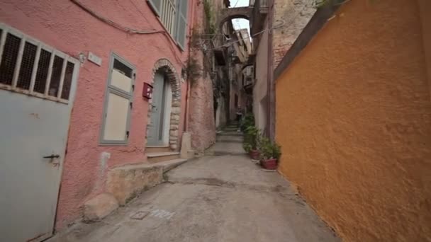 Wandelend door de straten van de stad Minturno Italië — Stockvideo