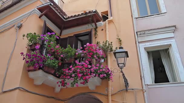 Gamla stan Minturno balkong med blommor. — Stockvideo