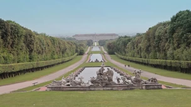 Della Reggia di Caserta. Cascade of fountains. — Stock video