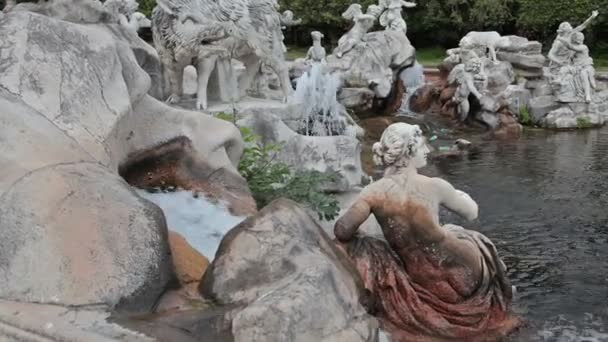 Della Reggia di Caserta. Статуи и фонтаны — стоковое видео