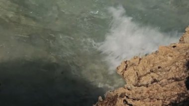 İnsanlar banyo ve sahilde dinlenin. Cala Mendia İspanyol plajları. Mallorca