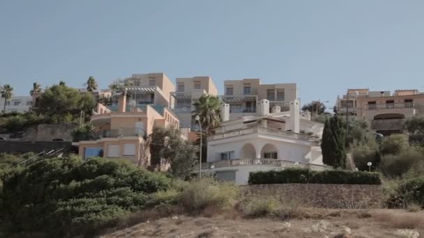 Huizen op de hellingen van heuvels, Villa's en herenhuizen. Cala Mendia. Mallorca — Stockvideo