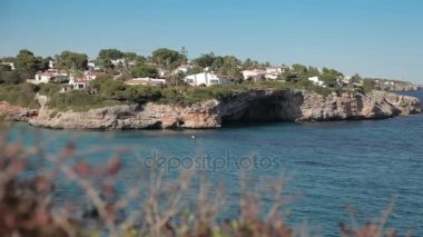 İnsanlar banyo ve sahilde dinlenin. Cala Mendia İspanyol plajları. Mallorca
