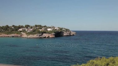 İnsanlar banyo ve sahilde dinlenin. Cala Mendia İspanyol plajları. Mallorca