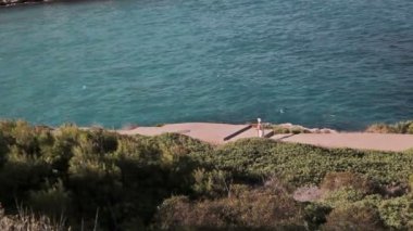 Yollar ve merdiven plajda kayalar yamaçları boyunca. Cala Mendia İspanyol plajları. Mallorca