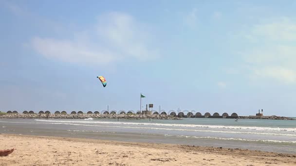 Playas españolas en Cataluña. Un ala de paracaídas en el cielo . — Vídeos de Stock