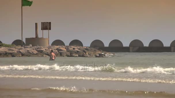 Praias espanholas na Catalunha. As pessoas tomam banho e descansam na praia . — Vídeo de Stock