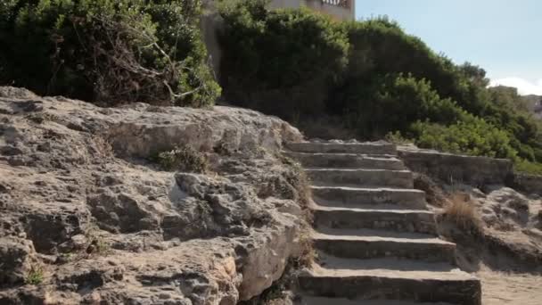 Utak, lépcsők, a lejtőin a sziklák mentén a strand mentén. Cala Mendia spanyol strandok. Mallorca — Stock videók