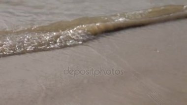 İspanyol plajları, İspanya. Deniz sörf, dalgalar ve güneş ışığı parlama.