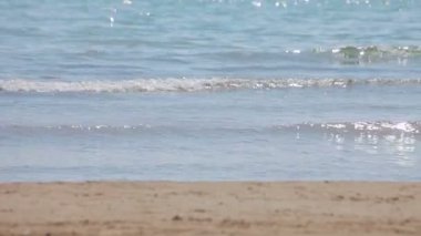 İspanyol plajları, İspanya. Deniz sörf, dalgalar ve güneş ışığı parlama.