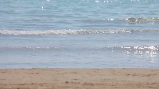 Spanska stränderna i Katalonien. Sea surf, vågor och reflexer av solljus. — Stockvideo