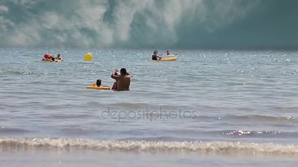 Praias espanholas na Catalunha. A família está a tomar banho . — Vídeo de Stock
