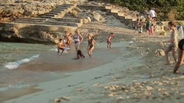 İnsanlar banyo ve sahilde dinlenin. Cala Mendia İspanyol plajları. Mallorca