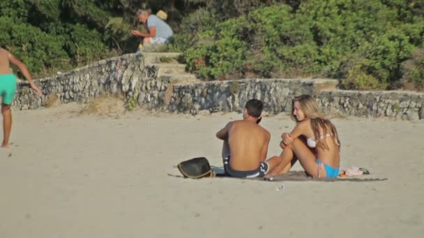 Una pareja enamorada juntos en la playa de arena. Playas españolas en Cala Mendia. Mallorca — Vídeos de Stock