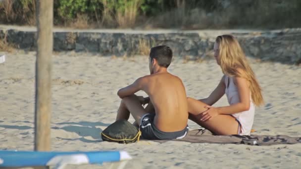 Una pareja enamorada juntos en la playa de arena. Playas españolas en Cala Mendia. Mallorca — Vídeos de Stock