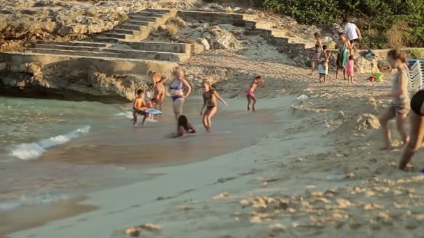 People bathe and rest on the beach. Spanish beaches in Cala Mendia. Mallorca — Stock Video