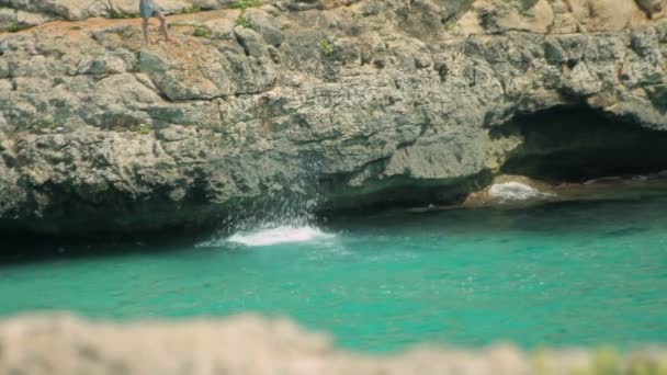 Människor bada och vila på stranden. Spanska stränderna i Cala Mendia. Mallorca — Stockvideo