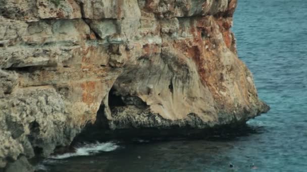 El mar se cuece sobre la superficie del agua en las rocas. Playas españolas en Cala Mendia. Mallorca — Vídeo de stock