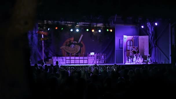 Un concierto para niños con personajes de dibujos animados. Cala Mendia. Mallorca. Ciudad nocturna . — Vídeo de stock