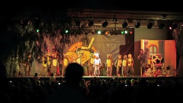 Koncert pro děti s postavičkami z pohádky. Cala Mendia –. Mallorca. Noční město. — Stock video