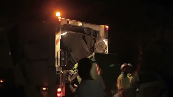 Limpeza noturna de lixo por trabalhadores no caminhão de lixo. Cala Mendia. Maiorca. Cidade noturna . — Vídeo de Stock