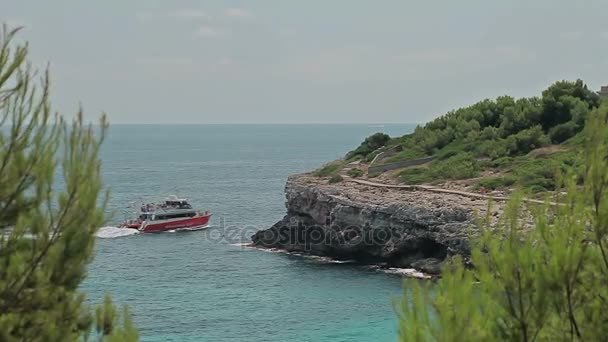 Panorama az tengeri öböl. Cala Mendia spanyol strandok. Mallorca. Kedvtelési célú hajók. — Stock videók