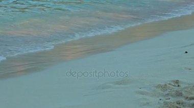 Cala Mendia İspanyol plajları. Mallorca. Deniz sörf, dalgalar ve güneş ışığı parlama.