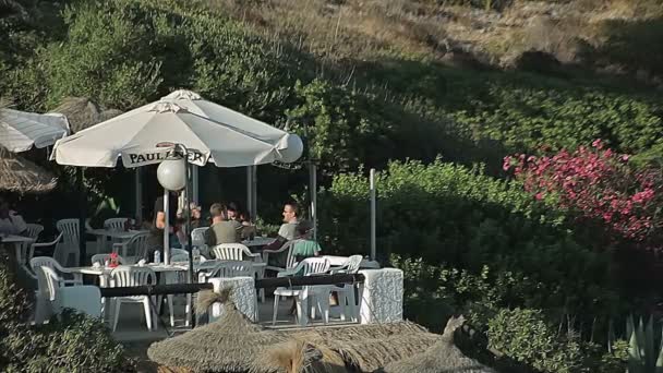 Utcai kávézó a strandon. Cala Mendia spanyol strandok. Mallorca — Stock videók