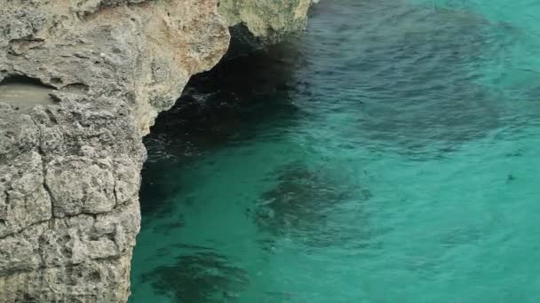 La mer est cuite au four sur la surface de l'eau dans les roches. Plages espagnoles à Cala Mendia. Majorque 
