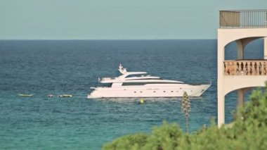 Yat plaj alanı yanında demir attı. Cala Mendia İspanyol plajları. Mallorca