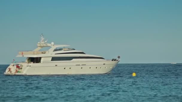 A jacht mellett a strand területén van rögzítve. Cala Mendia spanyol strandok. Mallorca — Stock videók