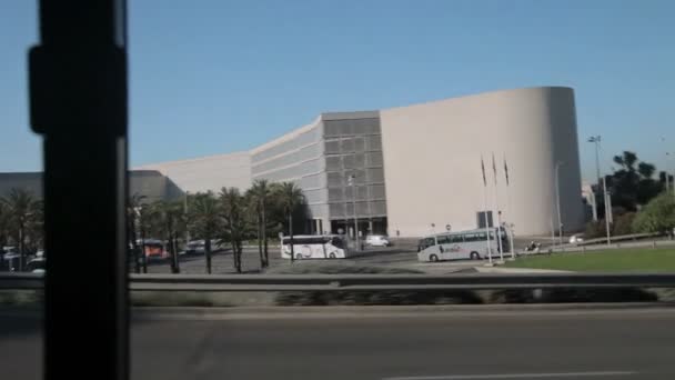 Aeroport-де-Пальма де Майорка A поїздка мікроавтобусом в прокат автомобілів. — стокове відео