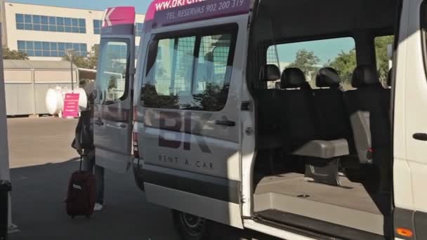 アエロポール ・ デ ・ パルマ ・ デ ・ マリョルカのレンタカーにミニバスで旅行。女性平均車 — ストック動画
