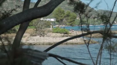 İnsanlar banyo ve sahilde dinlenin. Mallorca'da İspanyolca plajlar