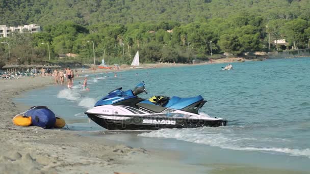 摩托艇在海边的沙滩上。西班牙马略卡岛的海滩 — 图库视频影像
