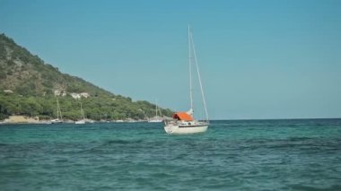 İnsanlar banyo ve sahilde dinlenin. Mallorca'da İspanyolca plajlar