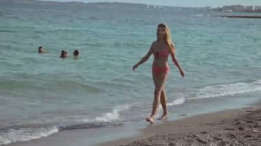 İnsanlar banyo ve sahilde dinlenin. Mallorca genç kızlar bikini plaj İspanyol plajları.