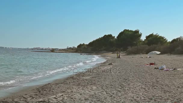 İnsanlar banyo ve sahilde dinlenin. Mallorca'da İspanyolca plajlar — Stok video